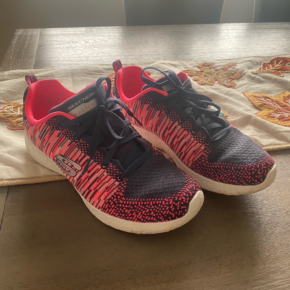 Woman’s skechers sneakers shoes 7,5